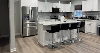 Spacious 5-bedroom house in perfect Bowie with cool AC and gym