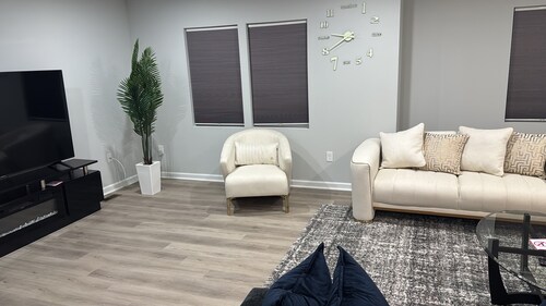 Spacious 5-bedroom house in perfect Bowie with cool AC and gym