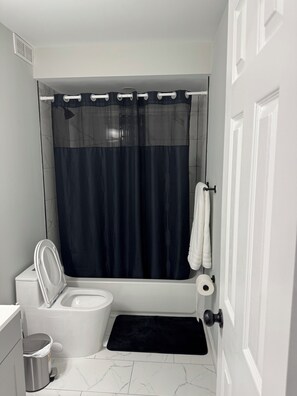 Shower, hair dryer, towels, soap - Spacious 5-bedroom house in perfect Bowie with cool AC and gym (Bowie)