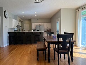 Dining - Sleeps 10 - Bright&Cozy - World Cup Getaway (Overland Park)