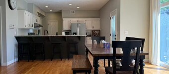 Sleeps 10 - Bright&Cozy - World Cup Getaway