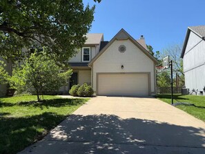 Exterior - Sleeps 10 - Bright&Cozy - World Cup Getaway (Overland Park)