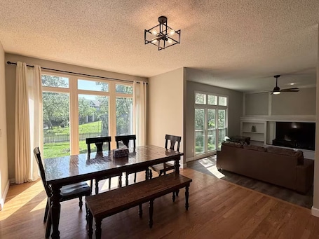 Interior. Sleeps 10 - Bright&Cozy - World Cup Getaway