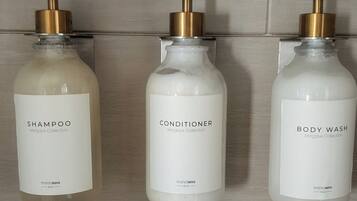 Sèche-cheveux, serviettes fournies, savon, papier toilette