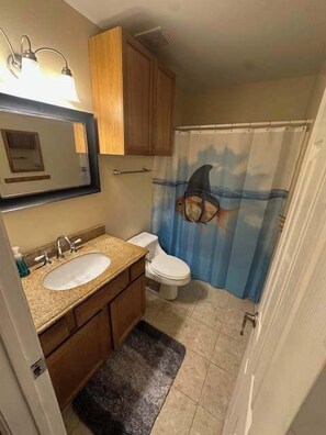 Shower, hair dryer, towels, shampoo - Red Door Home by Hospitals (Lufkin)