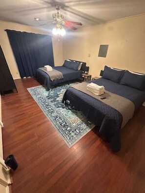 4 bedrooms, iron/ironing board, travel cot, WiFi - Red Door Home by Hospitals (Lufkin)