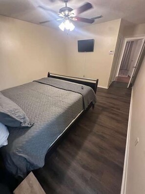 4 bedrooms, iron/ironing board, travel cot, WiFi - Red Door Home by Hospitals (Lufkin)