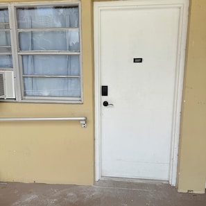 Exterior detail - Beachy 2 Queen Room, AC, Near Aventura & Beach (Hallandale Beach)