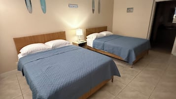 1 habitación, tabla de planchar con plancha, wifi gratis y ropa de cama