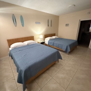 Room - Beachy 2 Queen Room, AC, Near Aventura & Beach (Hallandale Beach)