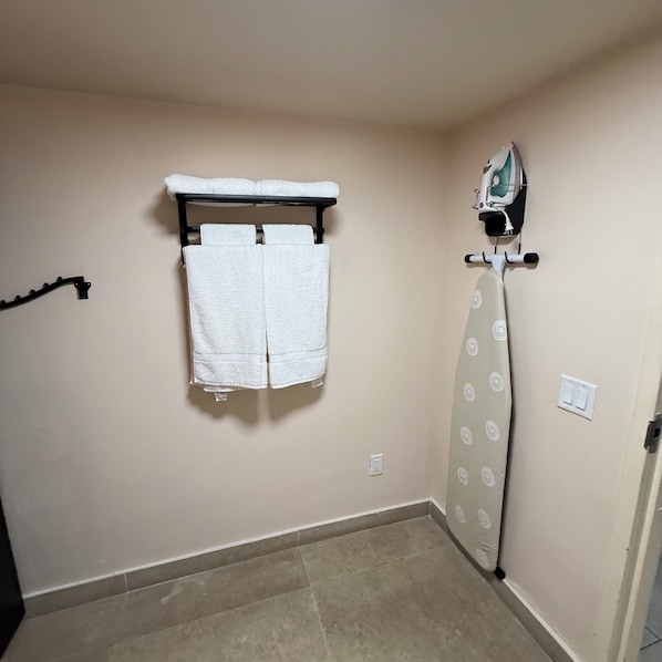 Interior - Beachy 2 Queen Room, AC, Near Aventura & Beach (Hallandale Beach)
