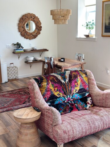 Gorgeous Lakeview Apartment in Heart of Town