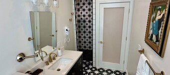 Gorgeous Lakeview Apartment in Heart of Town