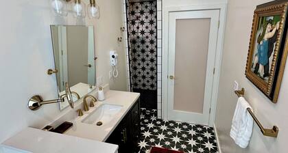 Gorgeous Lakeview Apartment in Heart of Town