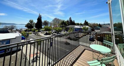 Gorgeous Lakeview Apartment in Heart of Town