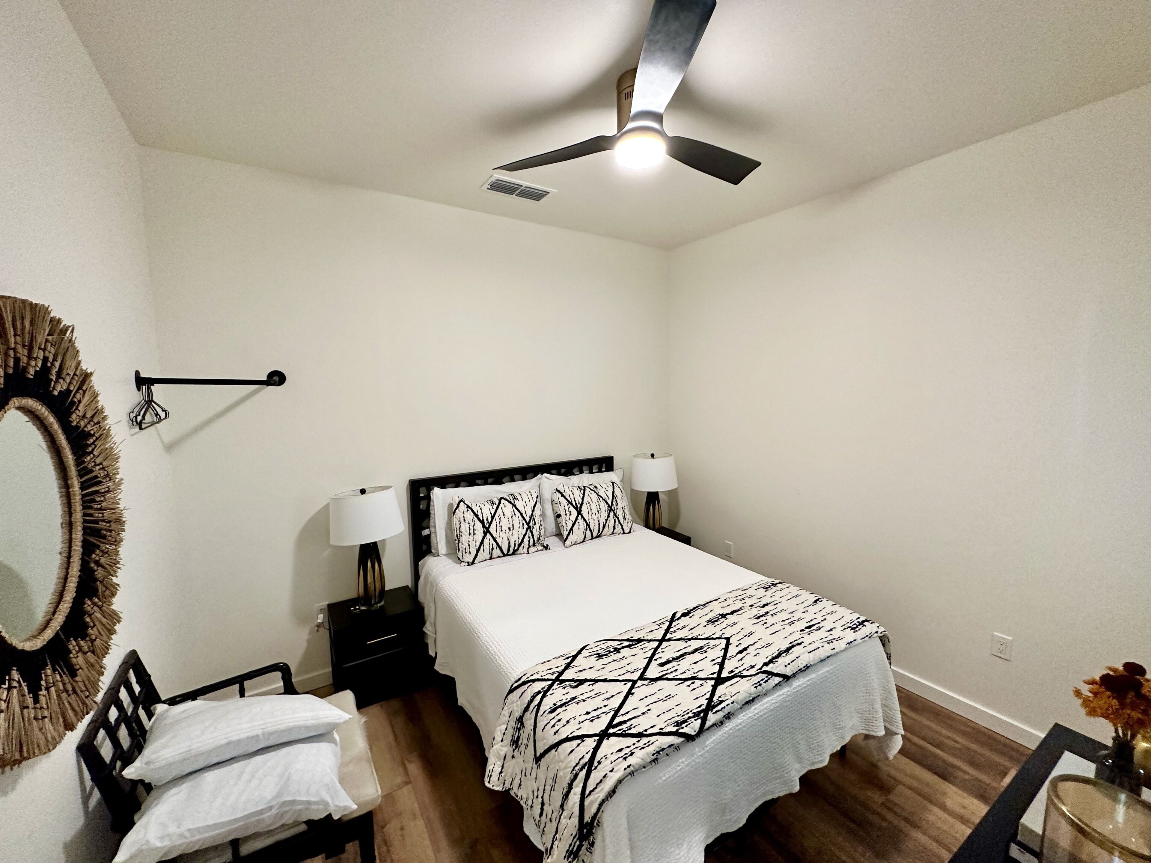 2 bedrooms, internet, bed sheets