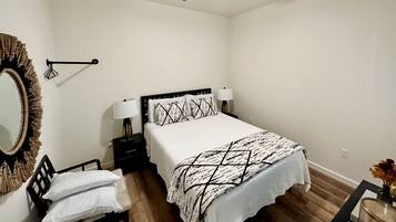 2 bedrooms, internet, bed sheets
