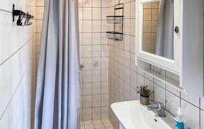 Shower - Gorgeous home in Hals with WiFi (Hals)