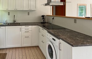 Wasserkocher mit Kaffee-/Teezubehör, Kühlschrank, Mikrowelle
