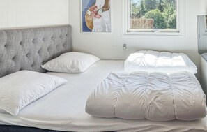 3 bedrooms, travel cot, free WiFi - Gorgeous home in Hals with WiFi (Hals)