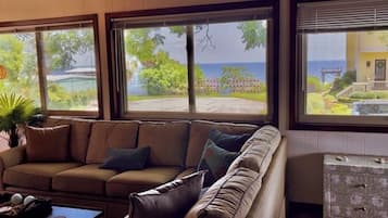 Smart TV, fireplace, stereo