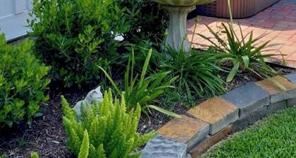 NEW LISTING! Coastal Cottage Getaway - HOTTUB, Near KEMAH, Beach \Fishing nearby