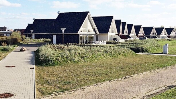 A row of beach houses with a paved walkway leading to them. - 6 Person Holiday Park Home in Wendtorf (Wendtorf)