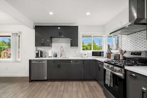 Private kitchen - Remodelled Spacious House w/EV Charger, AC & near UW (Seattle)