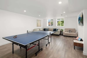 Games room - Remodelled Spacious House w/EV Charger, AC & near UW (Seattle)