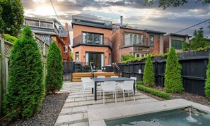 Outdoor dining - Rare Yorkville Detached House with Parking and Hot Tub (Toronto)