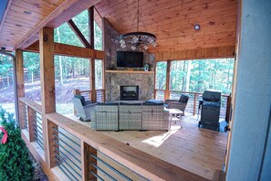 Property grounds - Dawn Lane Lodge: Hot Tub, Fire Pit & Mins to Ellijay Square (Ellijay)