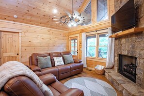 Living area - Dawn Lane Lodge: Hot Tub, Fire Pit & Mins to Ellijay Square (Ellijay)