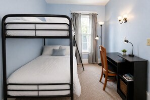 3 habitaciones, tabla de planchar con plancha, wifi y ropa de cama