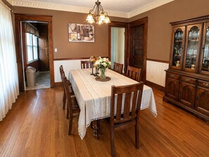 Dining - Large 3 Bed Boulevard Park Apartment ★ Near All (Erie)