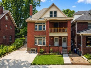 Exterior - Large 3 Bed Boulevard Park Apartment ★ Near All (Erie)