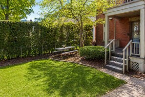 Outdoor dining - Large 3 Bed Boulevard Park Apartment ★ Near All (Erie)