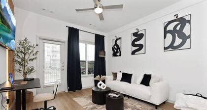 Modern 1BR NEAR BOSTON w/ POOL & Gym