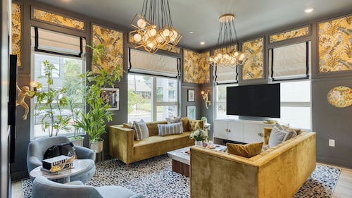 The Bloom House, Cosmic Cowgirl & Lischey Loft by Avantstay Sleeps 23, 3 Homes Bold Interiors Near Broadway
