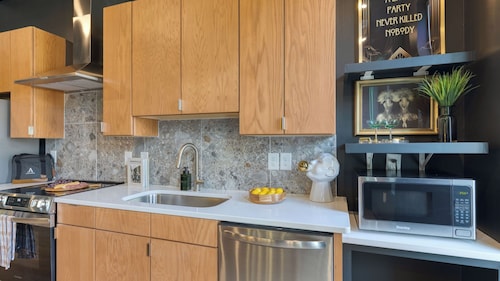 The Bloom House, Cosmic Cowgirl & Lischey Loft by Avantstay Sleeps 23, 3 Homes Bold Interiors Near Broadway