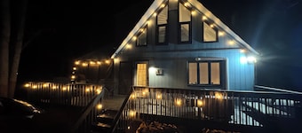 Cozy 4-bedroom chalet in The Hideout pet friendly with AC, hot tub