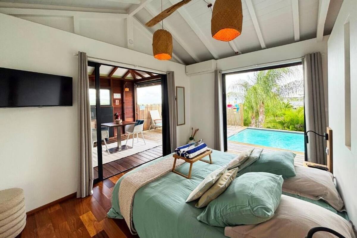 Bungalow, privat basseng, sjøutsikt | Blendingsgardiner, strykejern/-brett og wi-fi (inkludert)