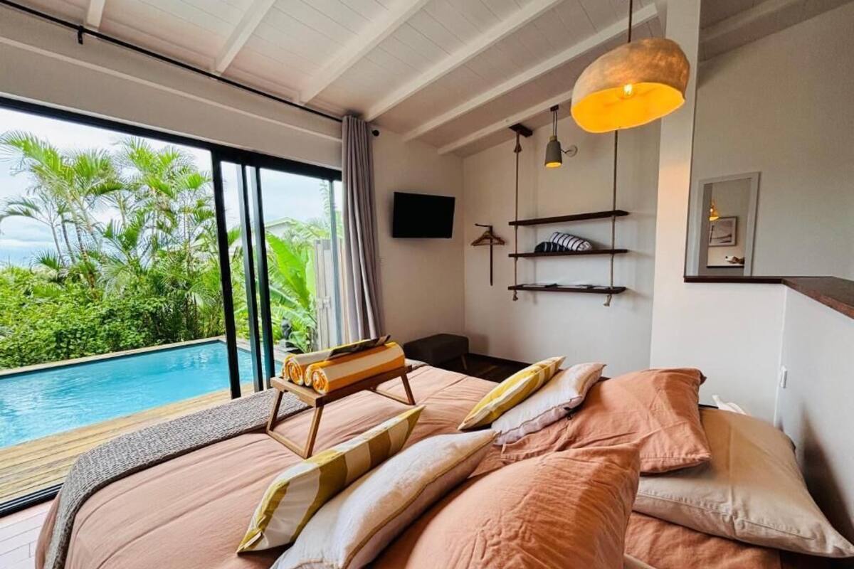 Bungalow, privat basseng, bassengutsikt | Blendingsgardiner, strykejern/-brett og wi-fi (inkludert)
