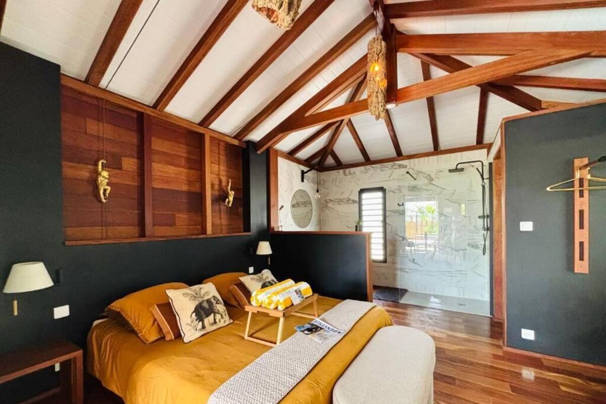 Bungalow, privat basseng, bassengutsikt | Blendingsgardiner, strykejern/-brett og wi-fi (inkludert)