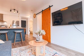 TV - Maison Mosaïque | Boho 1BR near Leonard Cohen (Montreal)