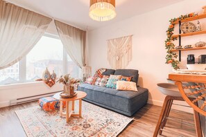 TV - Maison Mosaïque | Boho 1BR near Leonard Cohen (Montreal)