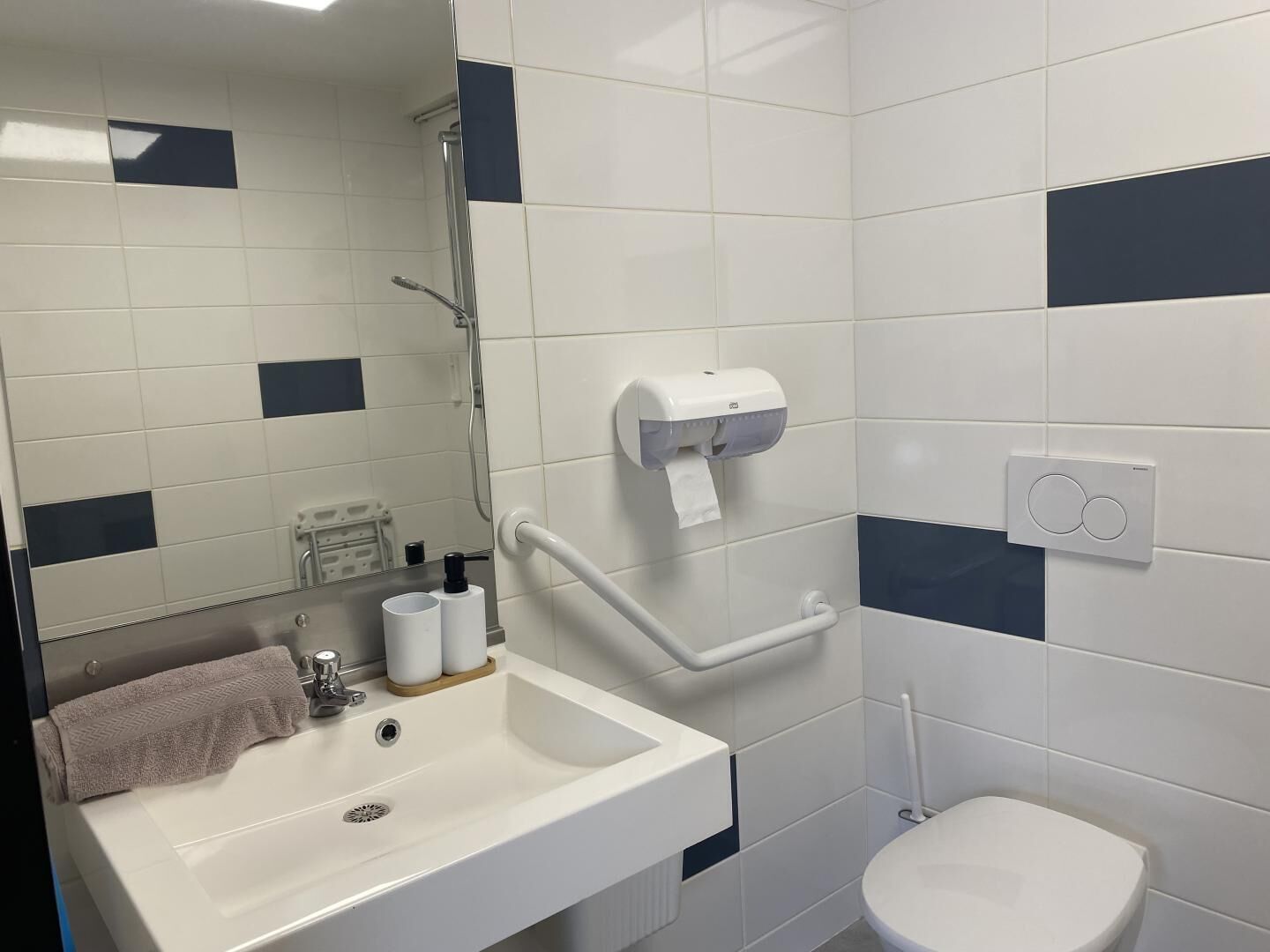 Shower, towels