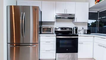 Coffee/tea maker, fridge, microwave, oven