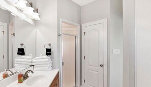 Shower, jetted bath, hair dryer, towels