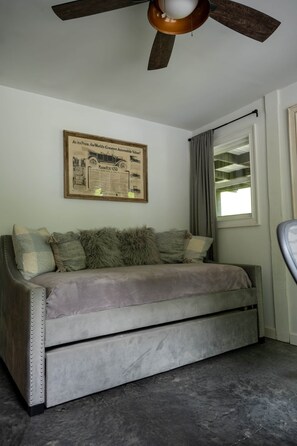 Interior - The Outdoor Inn (Lenoir)