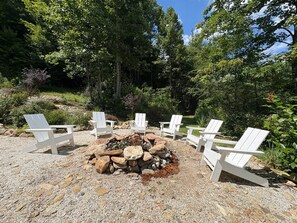 Terrace/patio - 52 acre Cabin "The Outdoor Inn" w Hot Tub & Creek (Lenoir)